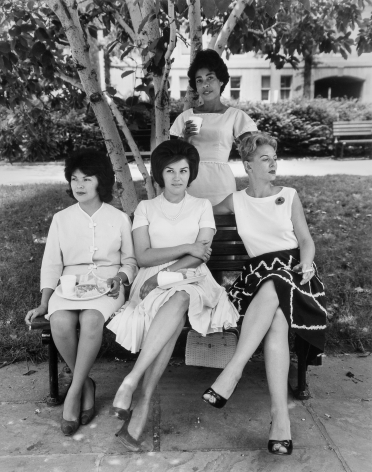 Evelyn Hofer, Secretaries in Rawlings Park, Washington D.C. 1965